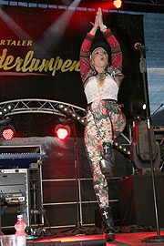 Hannah zu Gast auf der Bühne des Open-Air Konzerts der Zillertaler Haderlumpen (©Foto: Martin Schmitz)